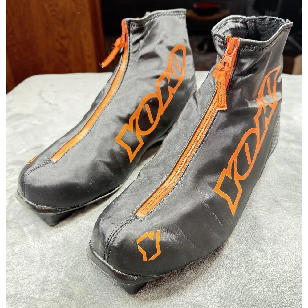 Yoko YXC 1.0 Cross Country Ski Boots Mens EU 43 (28.5 Mondo) Black Orange Gloves